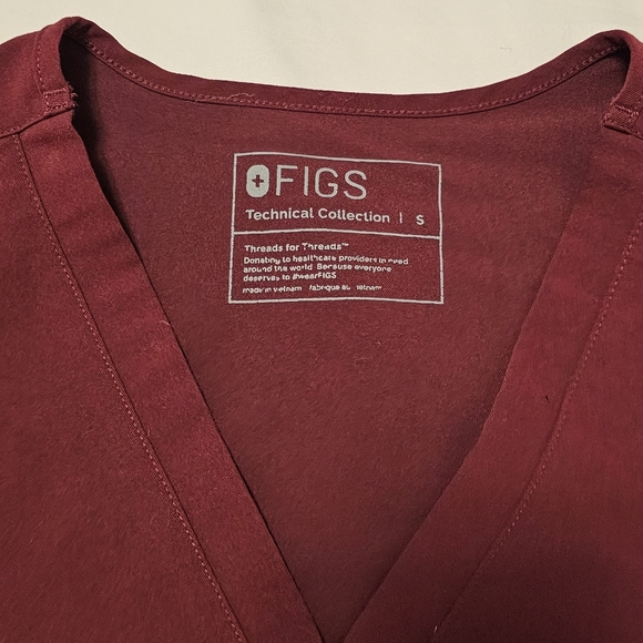 Figs Casma 3 pocket scrub top in burgundy - Picture 2 of 3
